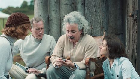 Einstein y la bomba es una película documental que tiene una duración de 76 minutos