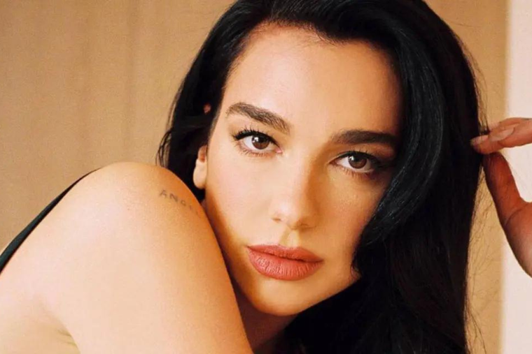 Dua Lipa se tiñó el pelo colorado