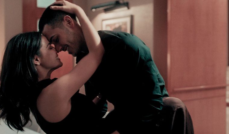 Maite Perroni y Alejandro Speitzer le ponen calor a Oscuro Deseo, una de las series más vistas en Netflix