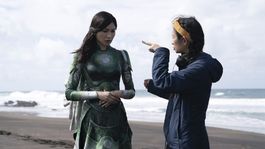 Zhao y Chan durante el rodaje de Eternals