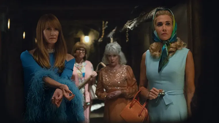 Laura Dern y Kristen Wiig en la segunda temporada de Palm Royale. Laura Dern y Kristen Wiig en la segunda temporada de Palm Royale.