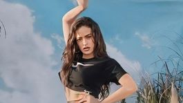 rosalia casi deja ver lo de abajo con un impresionante atuendo rosalia casi deja ver lo de abajo con un impresionante atuendo