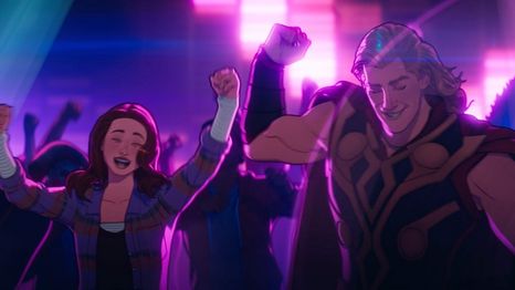 Thor reemplaza el Mjölnir por la bola de cristales de la discoteca