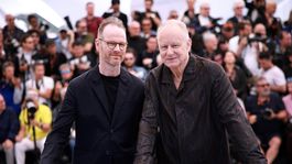 El director Joachin Trier posa junto a Stellan Skarsgård en Cannes, donde su nueva película recibió una ovación de 19 minutos. El director Joachin Trier posa junto a Stellan Skarsgård en Cannes, donde su nueva película recibió una ovación de 19 minutos.