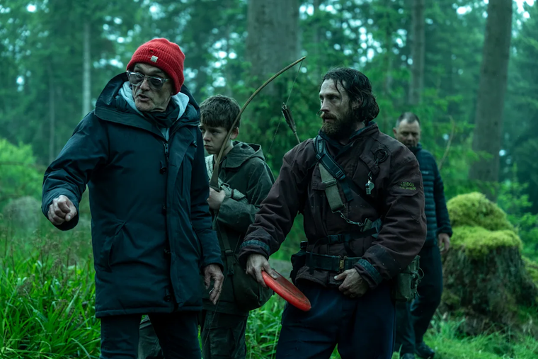 El director Danny Boyle junto a Aaron Taylor-Johnson en el rodaje de 28 Years Later. El director Danny Boyle junto a Aaron Taylor-Johnson en el rodaje de 28 Years Later.