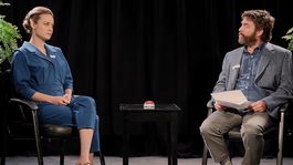Entre dos helechos: La película es justamente una película/documental, que contiene mucho sarcasmo.