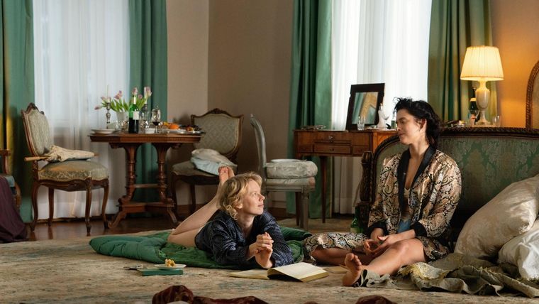 La película retrata la vida de Tove a través de su arte y sus relaciones amorosas La película retrata la vida de Tove a través de su arte y sus relaciones amorosas 