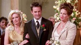 Kathleen Turner reconoció que hoy rechazaría el papel del padre de Chandler