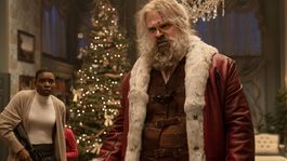 David Harbour interpreta a un Santa vengativo y violento en Noche sin paz