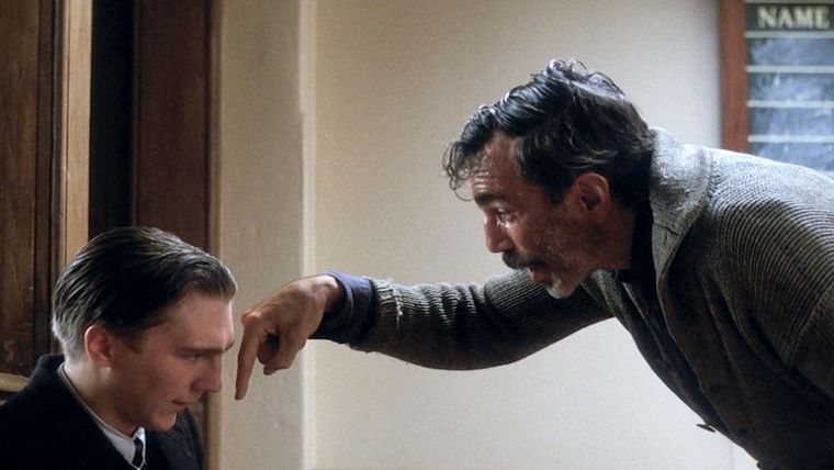 Petróleo sangriento estrenó en el año 2007 y está protagonizada por Daniel Day-Lewis y Paul Dano. Petróleo sangriento estrenó en el año 2007 y está protagonizada por Daniel Day-Lewis y Paul Dano.