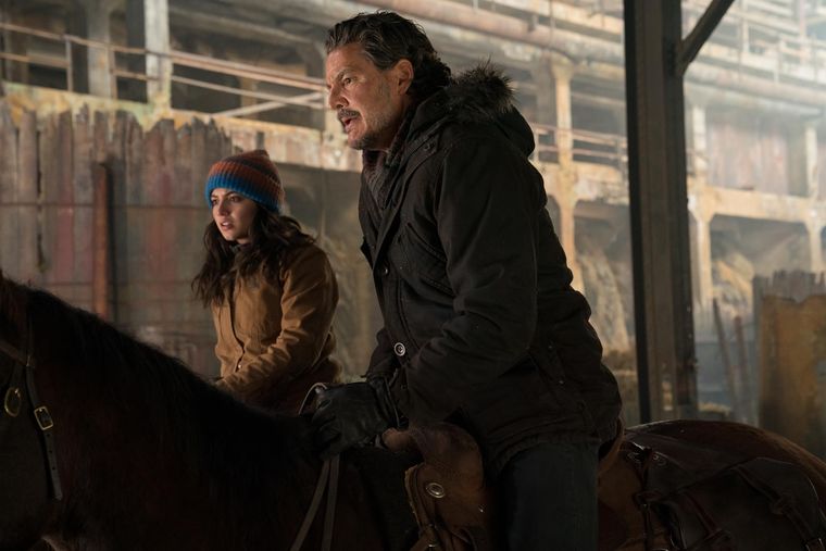 Pedro Pascal como Joel Miller junto a una de las caras nuevas de la temporada, Isabella Merced, quien interpreta a Dina.