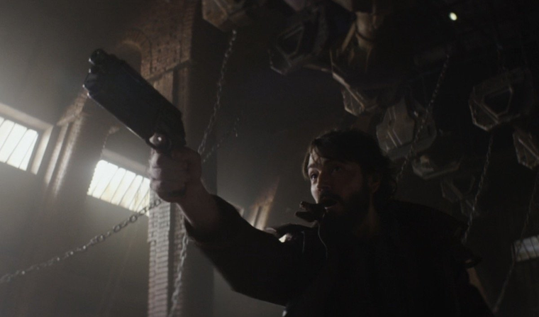 La blaster de Andor le causó problemas al mismísimo Diego Luna La blaster de Andor le causó problemas al mismísimo Diego Luna