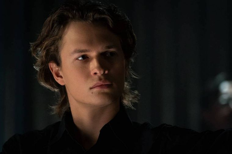 Ansel Elgort interptreta a Jake Adelstein