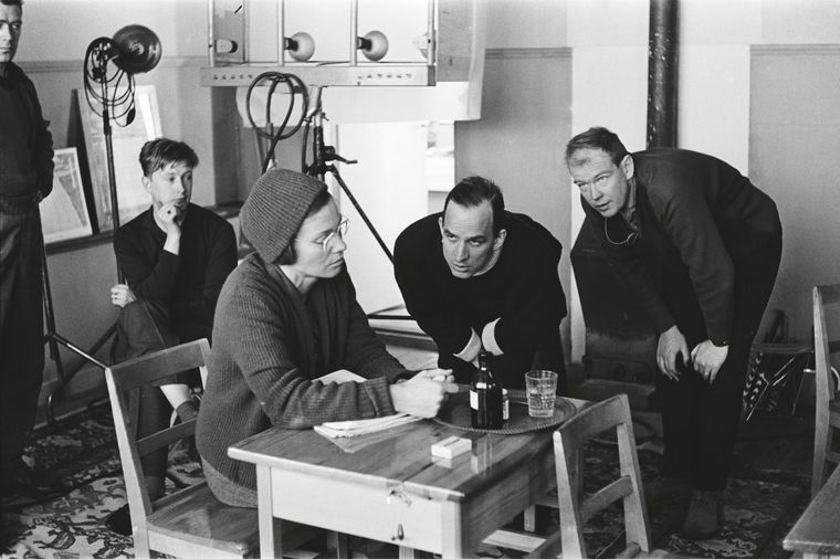 Según Skarsgård, Ingmar Bergman (al centro de la imagen) era un manipulador que no creía en las personas que trabajaban con él. Según Skarsgård, Ingmar Bergman (al centro de la imagen) era un manipulador que no creía en las personas que trabajaban con él.
