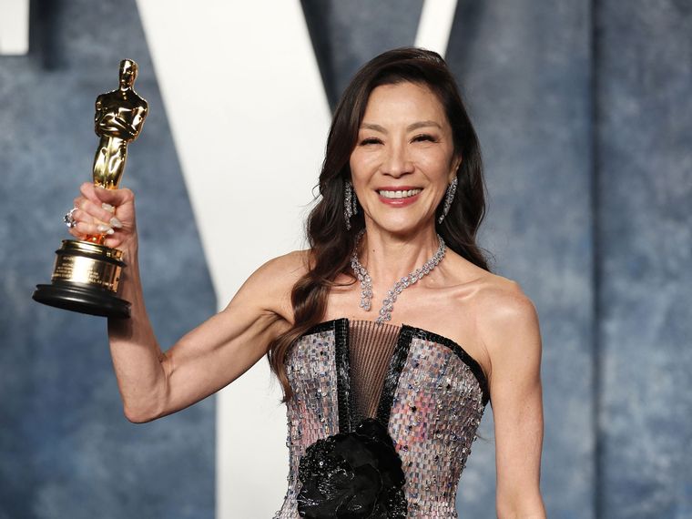 La actriz Michelle Yeoh está cumpliendo 61 años
