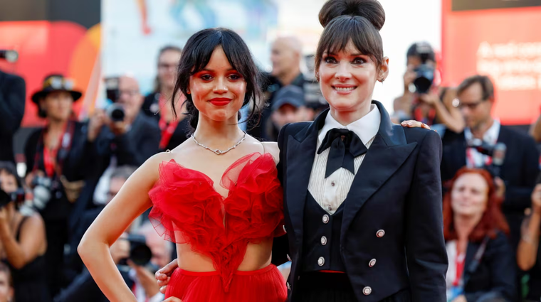 Winona Ryder y Jenna Ortega en la alfombra roja de Beetlejuice 2 en el Festival de Venecia.