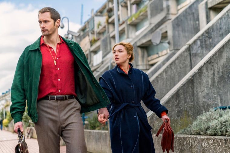 Florence Pugh y Alexander Skarsgård protagonizan La chica del tambor, una serie de espionaje ambientada en la década del 70