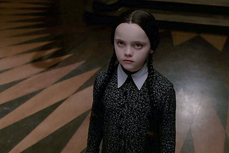 Tim Burton ya trabaja en la serie de Merlina en Netflix