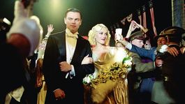Gwen Stefani junto a Leonardo DiCaprio en la película de 2004, El aviador.