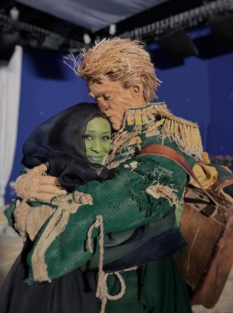 Elphaba y Fiyero terminarán lanzándose juntos a una nueva aventura por el desierto que marca, para Jon M. Chu, un mundo de posibilidades para la pareja. Elphaba y Fiyero terminarán lanzándose juntos a una nueva aventura por el desierto que marca, para Jon M. Chu, un mundo de posibilidades para la pareja.