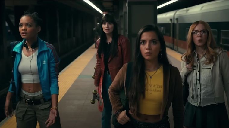 Madame Web recaudó 100.5 millones de dólares, convirtiéndose en un fracaso que, según Dakota Johnson, se debió a los cambios de último minuto en la historia que afectaron la calidad de la producción. Madame Web recaudó 100.5 millones de dólares, convirtiéndose en un fracaso que, según Dakota Johnson, se debió a los cambios de último minuto en la historia que afectaron la calidad de la producción.