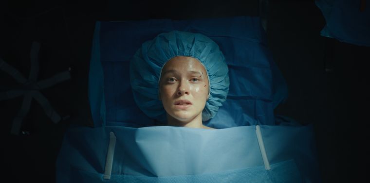 Cailee Spaeny se convierte en una joven llamada Ashley. Cailee Spaeny se convierte en una joven llamada Ashley.