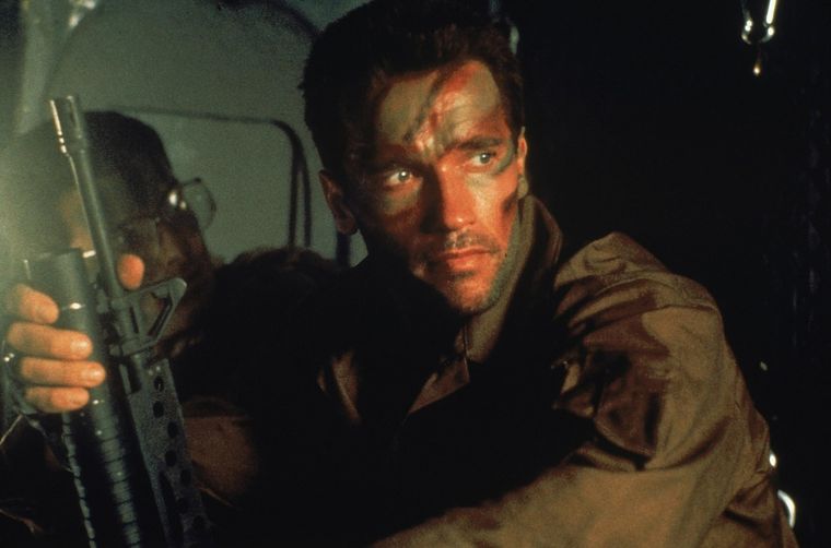Arnold Schwarzenegger como Mayor Alan Dutch Schaefer