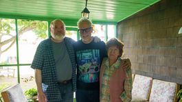 James Gunn junto a Vince Pruitt Taylor y Neva Howell, mejor conocidos como Jonathan y Martha Kent, los padres de Clark.