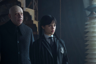 Jenna Ortega y Fred Armisen como Merlina y el tío Lucas 