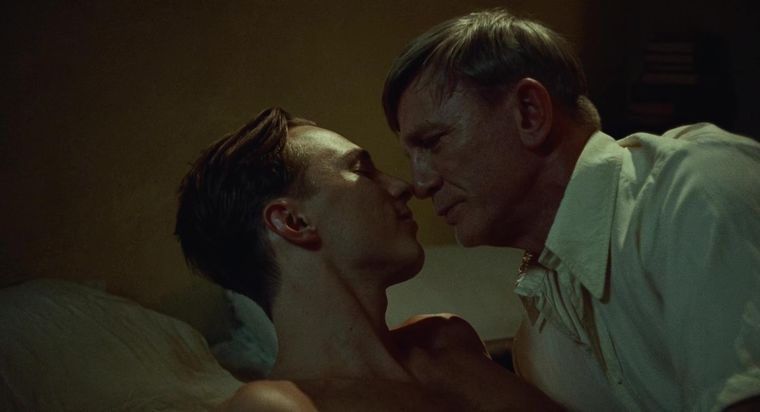 Daniel Craig y Drew Starkey protagonizan Queer. Daniel Craig y Drew Starkey protagonizan Queer. 