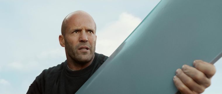 Jason Statham a punto de darle la lección a un tiburón prehistórico