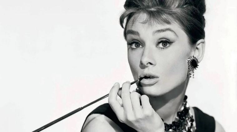 Audrey Hepburn como la inolvidable Holly Golightly. Audrey Hepburn como la inolvidable Holly Golightly.