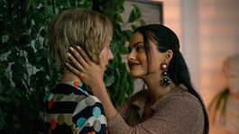 Maya Hawke y Camila Mendes