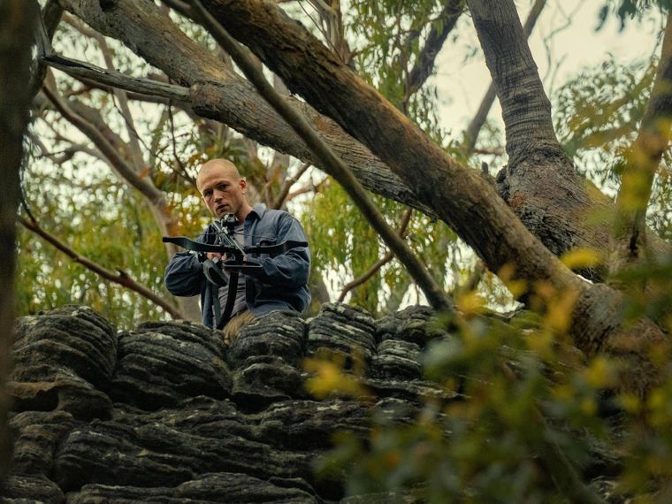 Taron Egerton tiene en la mira a Charzlie. Taron Egerton tiene en la mira a Charzlie.