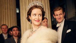 Claire Foy junto a Matt Smith en The Crown.