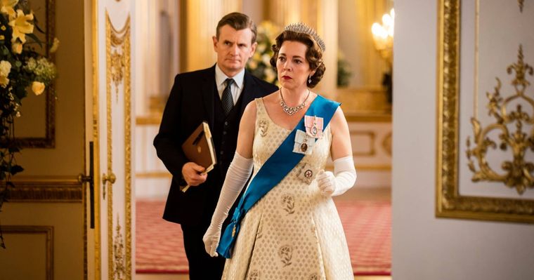 La serie The Crown adaptó la historia de la familia real inglesa a través de una ficción dramática que recorrió varias décadas. La serie The Crown adaptó la historia de la familia real inglesa a través de una ficción dramática que recorrió varias décadas.