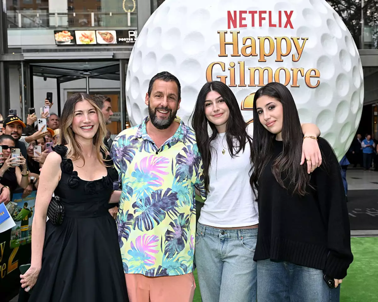 Adam Sandler junto a su esposa Jackie y sus hijas Sunny y Sadie en el estreno de Happy Gilmore 2. 