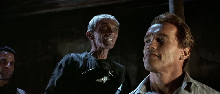 Acción, espionaje y comedia en la joya de los 90 que finalmente llegó al streaming