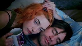 Kate Winslet y Jim Carrey protagonizan Eterno resplandor de un mente sin recuerdos.