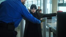Que Ver | merlina-s2-jenna-ortega-aeropuerto