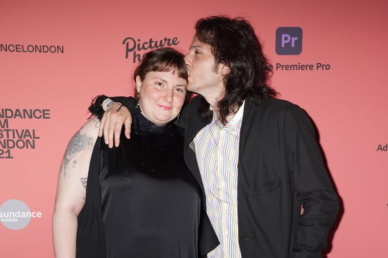 Lena Dunham junto a su pareja