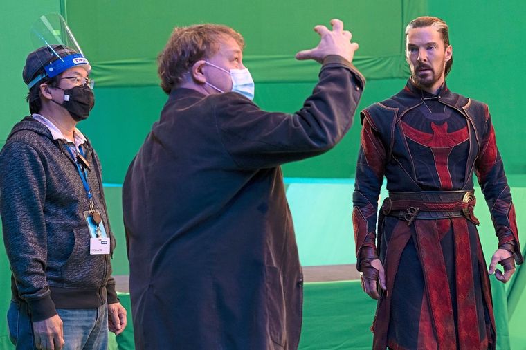 Sam Raimi durante el rodaje de Doctor Stranger in the Multiverse of Madness. Sam Raimi durante el rodaje de Doctor Stranger in the Multiverse of Madness.