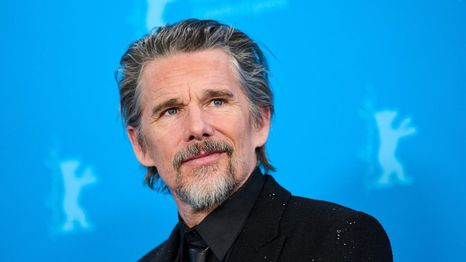 Ethan Hawke apuntó contra los colegas que hablan de política en festivales y premiaciones. Ethan Hawke apuntó contra los colegas que hablan de política en festivales y premiaciones.
