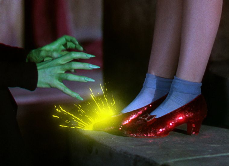 Los icónicos zapatos de rubí de Dorothy en El mago de Oz (1939).