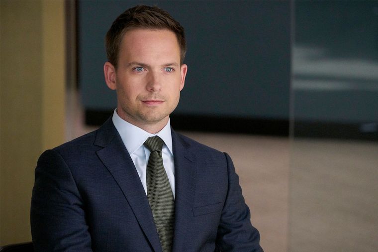 Patrick J. Adams interpreta a Mike Ross en Suits