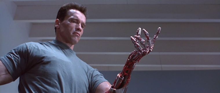 Arnold Schwarzenegger demostrando que el T-800 en Terminator 2. Arnold Schwarzenegger demostrando que el T-800 en Terminator 2.