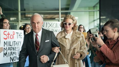 Julia Roberts y Sean Penn irreconocibles en el primer trailer de Gaslit