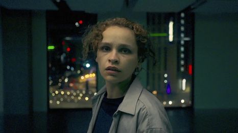 lola Evans protagoniza Elige o muere (2022).