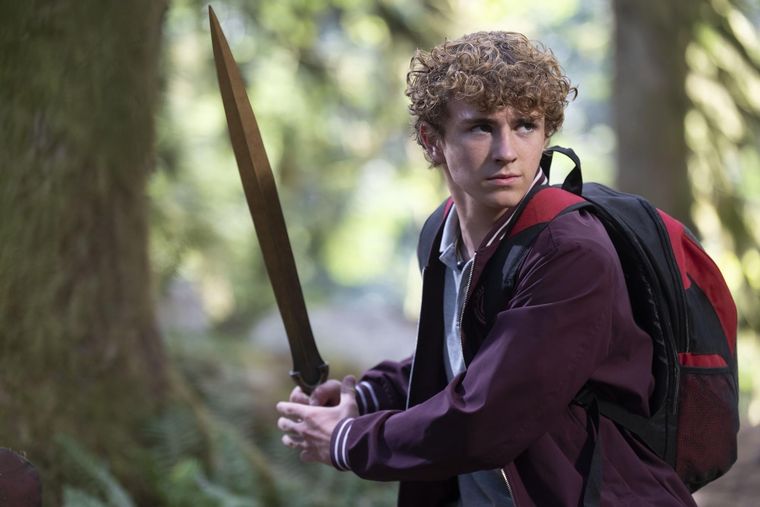 Percy Jackson empuñando su espada para la segunda temporada.