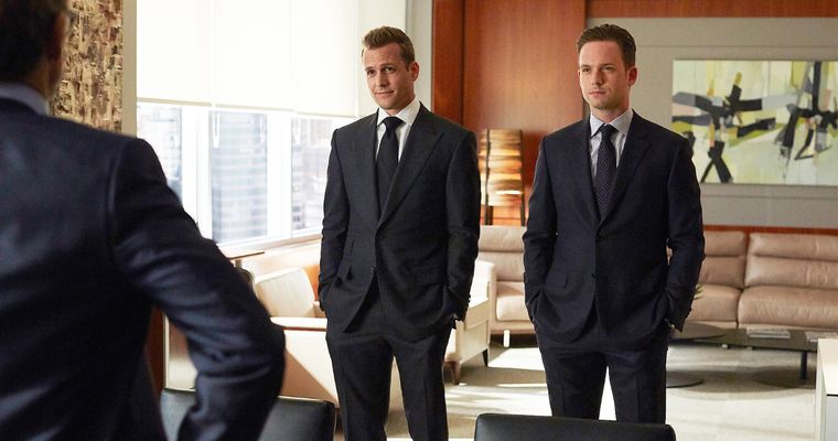 La serie está protagonizada por Gabriel Macht y Patrick J. Adams La serie está protagonizada por Gabriel Macht y Patrick J. Adams